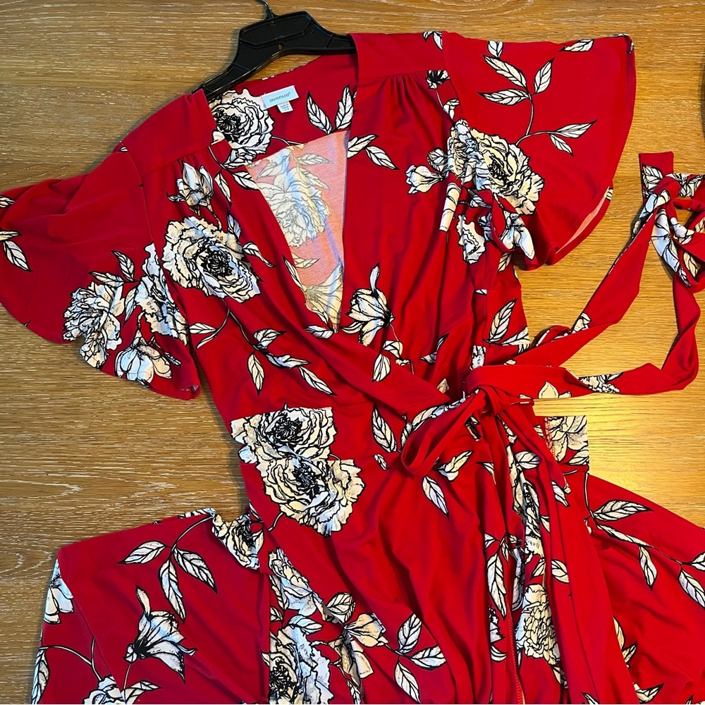 NWOT Avenue Red  Floral Pattern wrap dress